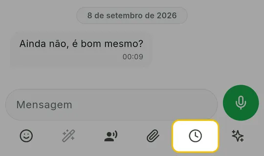 Fileira de ícones abaixo do campo de mensagem com o relógio em destaque