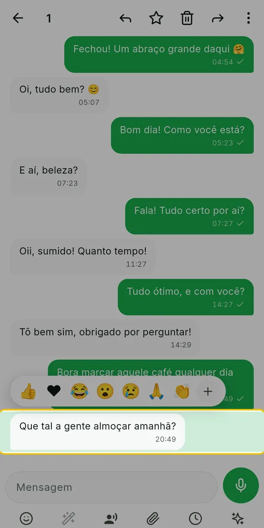 Conversa com uma mensagem recebida marcada em verde e a barra de ícones no alto da tela