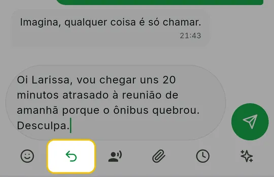 Campo de mensagem com o texto reescrito e o botão Desfazer IA no lugar da varinha