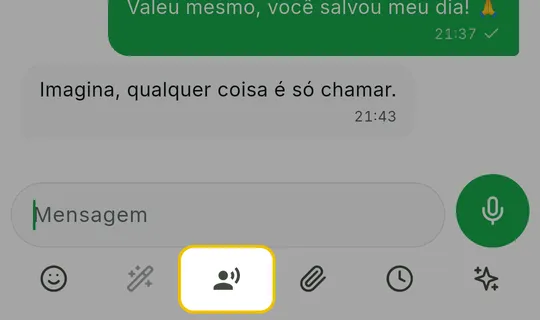 Fileira de ícones abaixo do campo de mensagem com o botão de digitar por voz em destaque