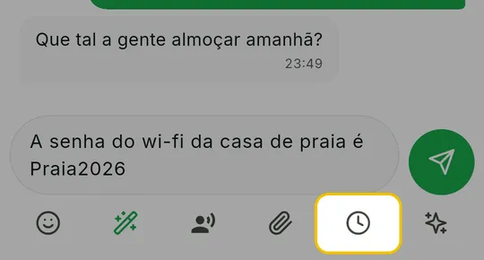 Fileira de ícones abaixo do campo de mensagem com o relógio em destaque