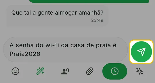 Pé da conversa com o relógio verde e o botão de enviar em destaque