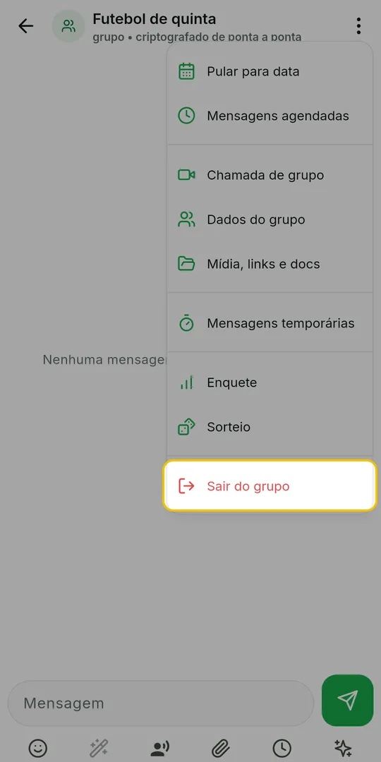 Menu da conversa do grupo aberto com a opção Sair do grupo em destaque