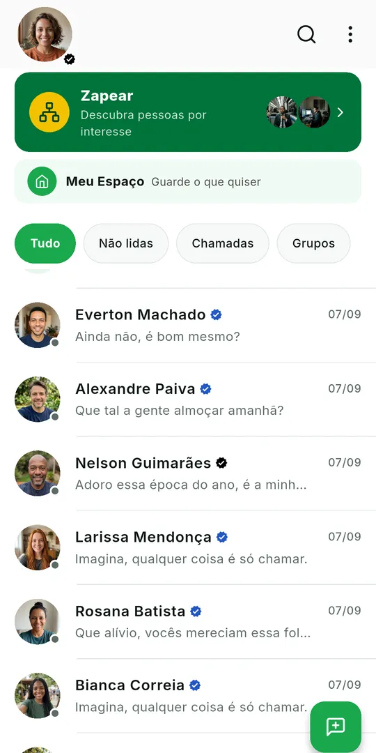 Lista de conversas com o selo do plano ao lado do nome de alguns contatos